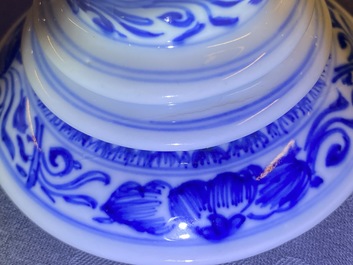 Un gobelet couvert en porcelaine de Chine en bleu et blanc, Kangxi